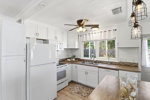 1050 N MIDIRON POINT, Crystal River, FL 34429