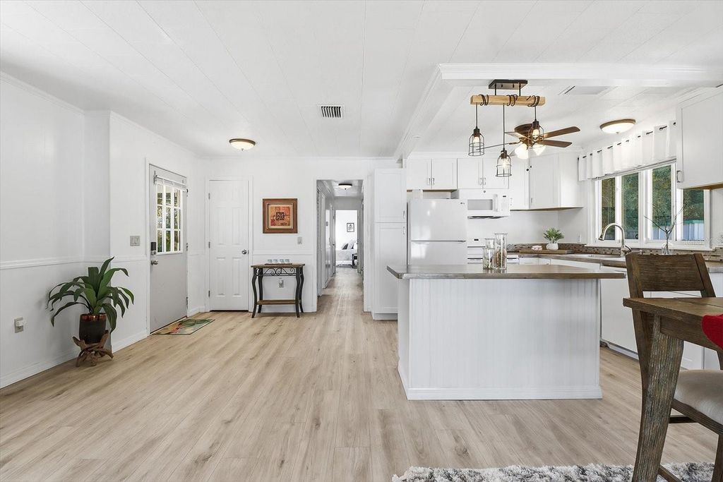 Image 11 of property listing at 1050 N MIDIRON POINT, Crystal River, FL 34429