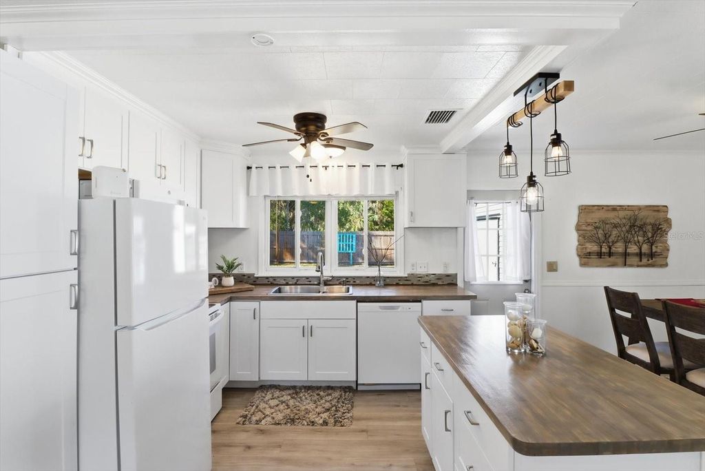 Image 15 of property listing at 1050 N MIDIRON POINT, Crystal River, FL 34429