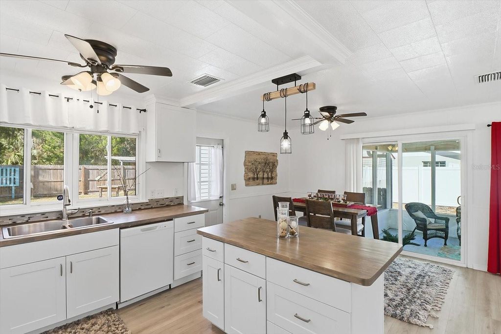 Image 16 of property listing at 1050 N MIDIRON POINT, Crystal River, FL 34429