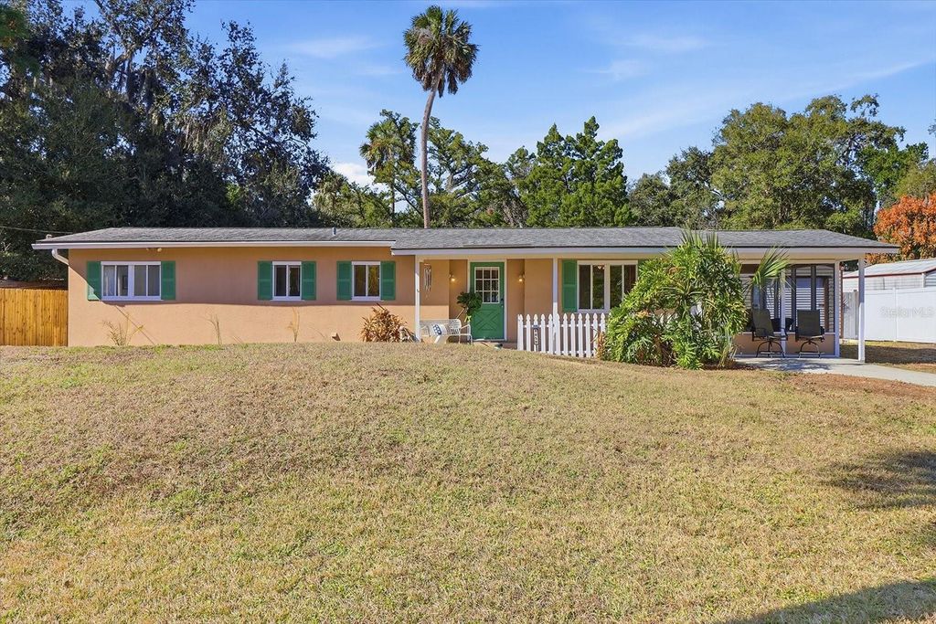 Image 3 of property listing at 1050 N MIDIRON POINT, Crystal River, FL 34429