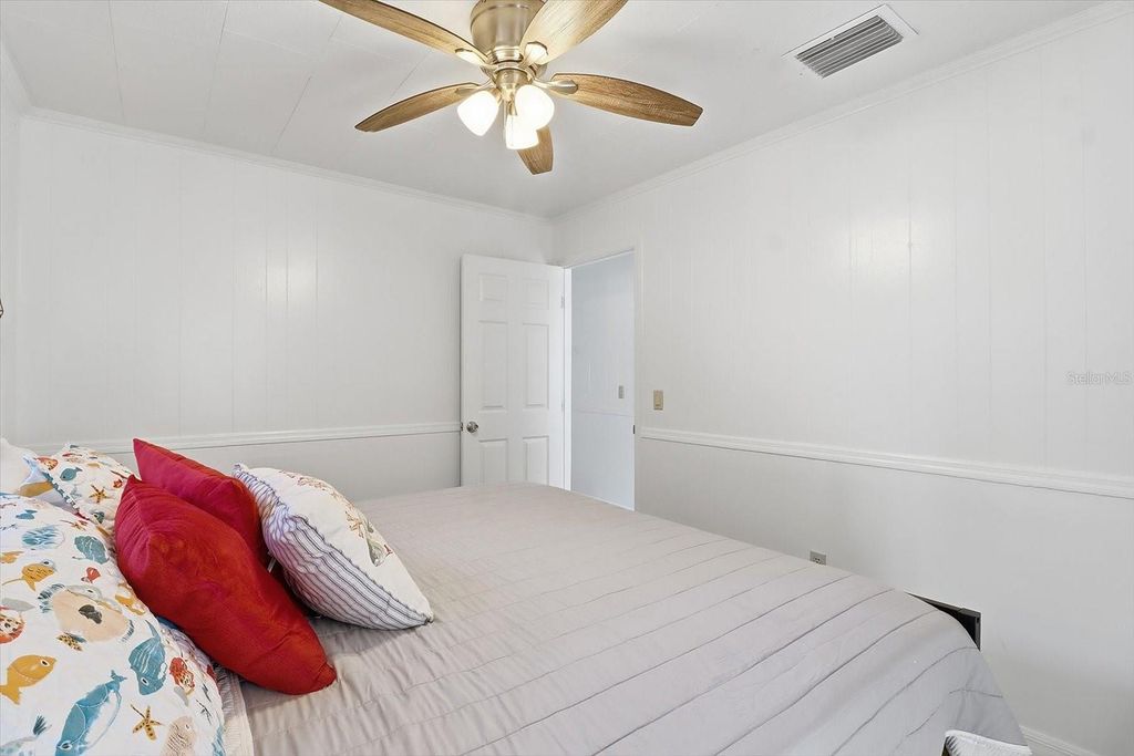 Image 25 of property listing at 1050 N MIDIRON POINT, Crystal River, FL 34429