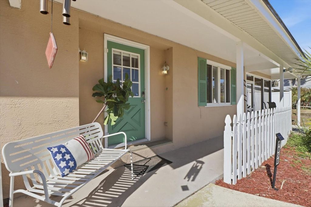 Image 6 of property listing at 1050 N MIDIRON POINT, Crystal River, FL 34429