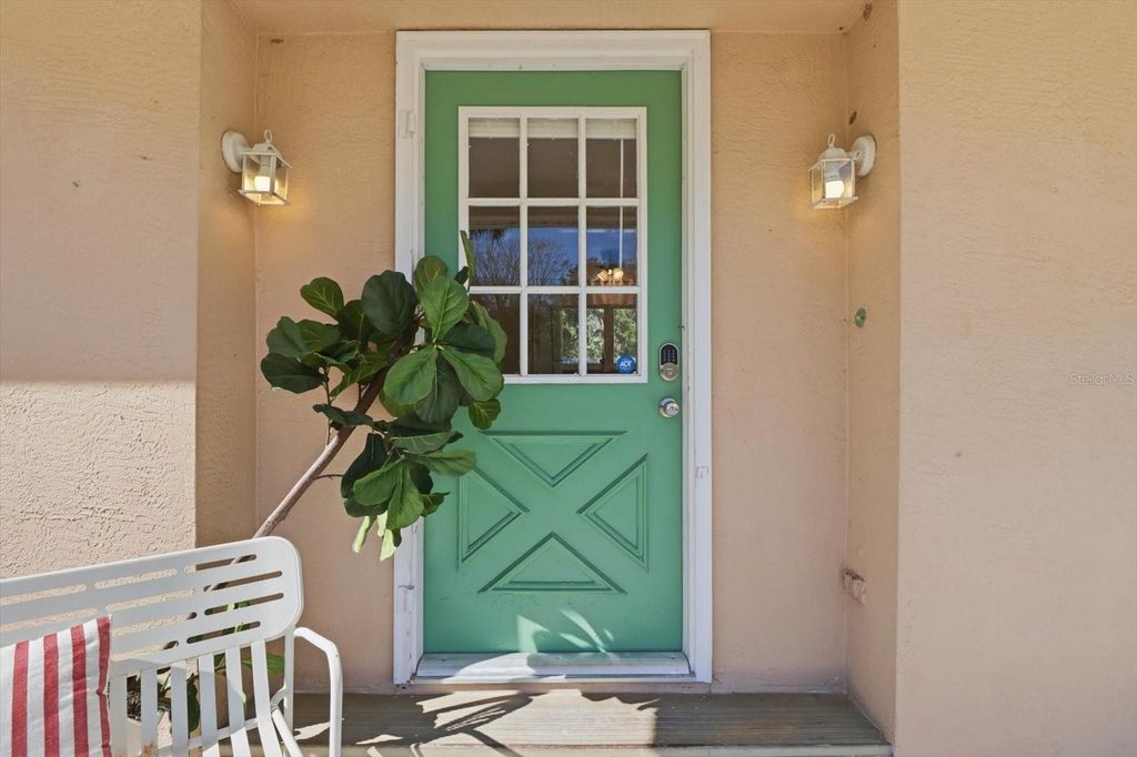 Image 7 of property listing at 1050 N MIDIRON POINT, Crystal River, FL 34429