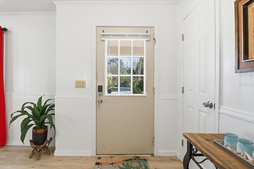 Image 8 of property listing at 1050 N MIDIRON POINT, Crystal River, FL 34429