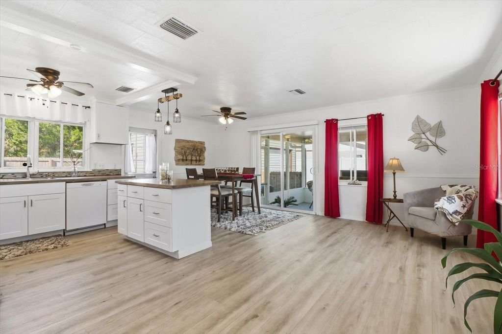 Image 9 of property listing at 1050 N MIDIRON POINT, Crystal River, FL 34429