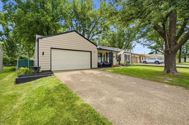 8207 Barkley Street, Overland Park, KS 66204