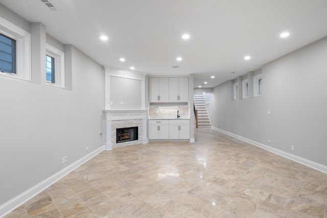5054 N Claremont Avenue, Chicago, IL 60625