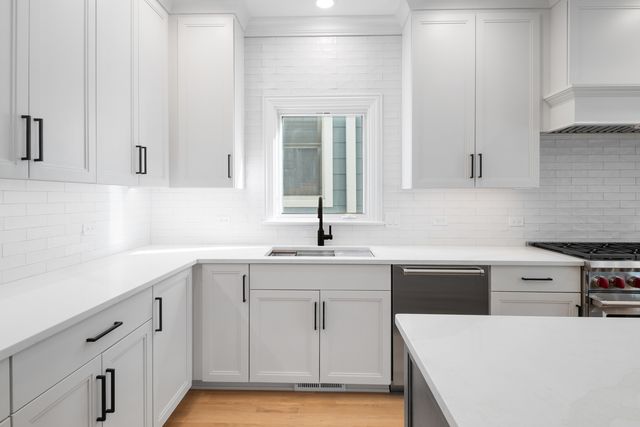 5054 N Claremont Avenue, Chicago, IL 60625