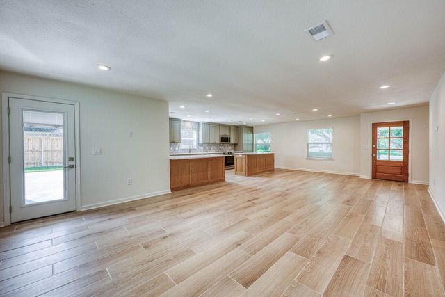 319 Columbine ST, Meadowlakes, TX 78654