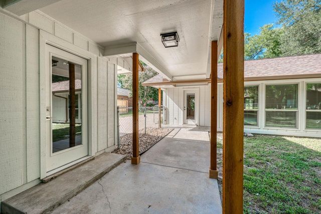 319 Columbine ST, Meadowlakes, TX 78654
