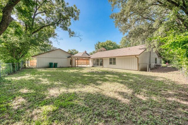 319 Columbine ST, Meadowlakes, TX 78654