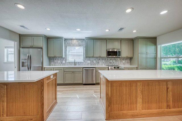 319 Columbine ST, Meadowlakes, TX 78654