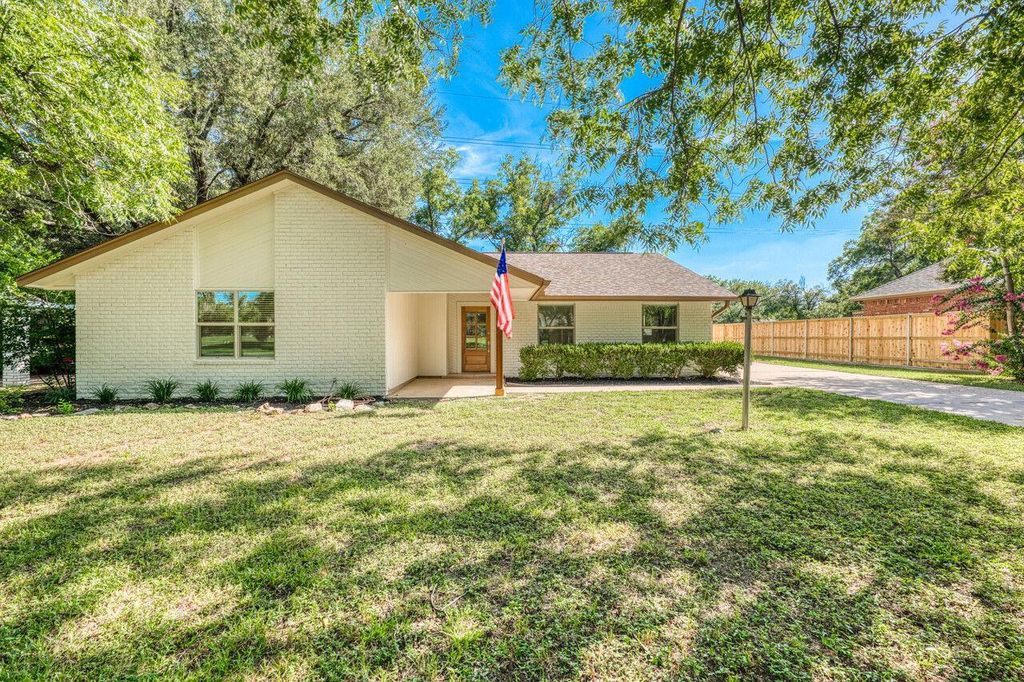319 Columbine ST, Meadowlakes, TX 78654