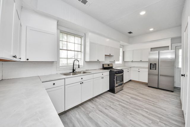 114 N Holmes Street, La Porte, TX 77571