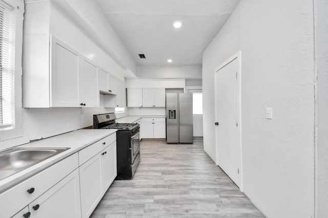 114 N Holmes Street, La Porte, TX 77571