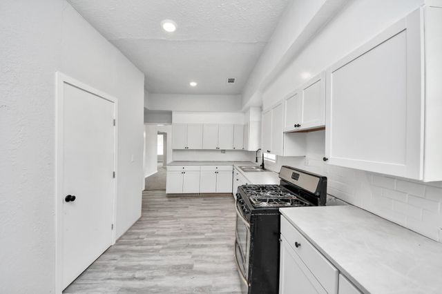 114 N Holmes Street, La Porte, TX 77571