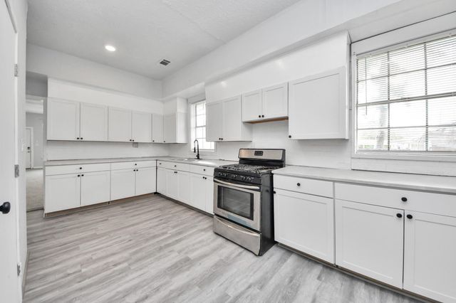 114 N Holmes Street, La Porte, TX 77571