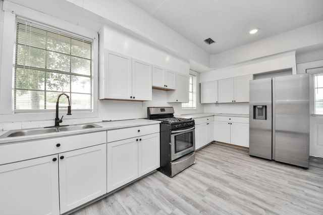 114 N Holmes Street, La Porte, TX 77571