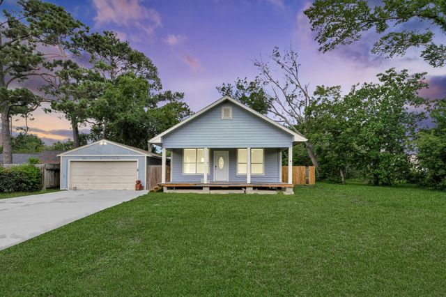 114 N Holmes Street, La Porte, TX 77571