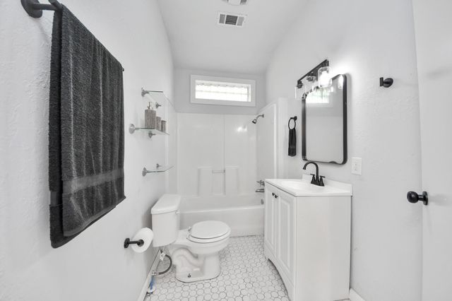 114 N Holmes Street, La Porte, TX 77571