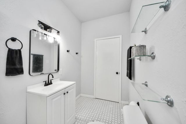 114 N Holmes Street, La Porte, TX 77571