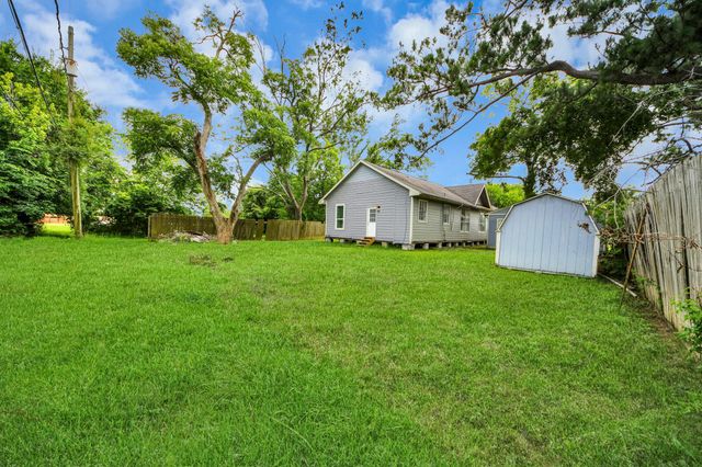 114 N Holmes Street, La Porte, TX 77571