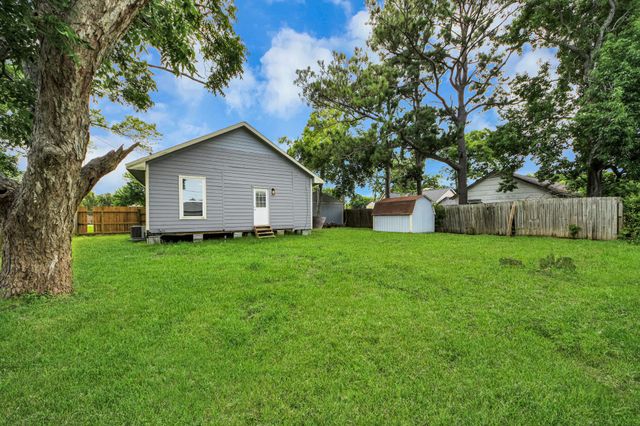 114 N Holmes Street, La Porte, TX 77571