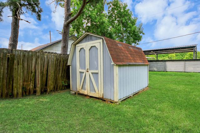 114 N Holmes Street, La Porte, TX 77571