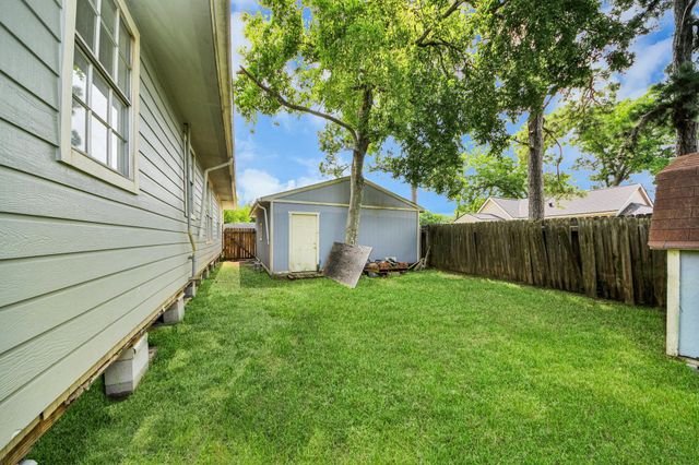 114 N Holmes Street, La Porte, TX 77571
