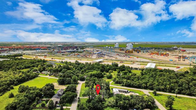 114 N Holmes Street, La Porte, TX 77571