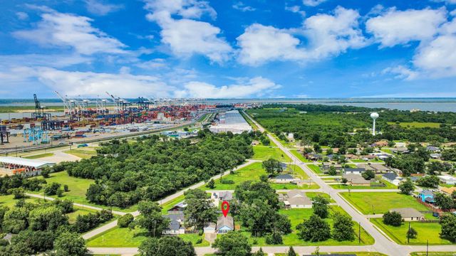 114 N Holmes Street, La Porte, TX 77571
