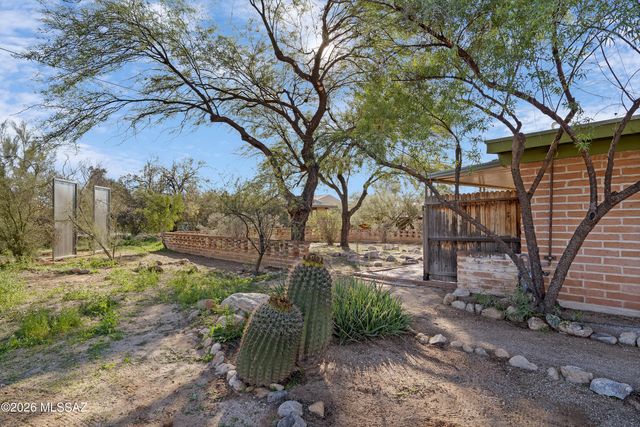 7140 N Edgewood Place, Tucson, AZ 85704