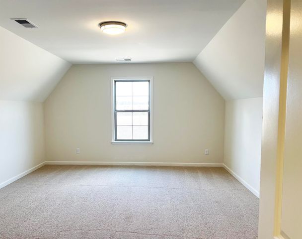 305 VALLEYVIEW LN, Oakland, TN 38060