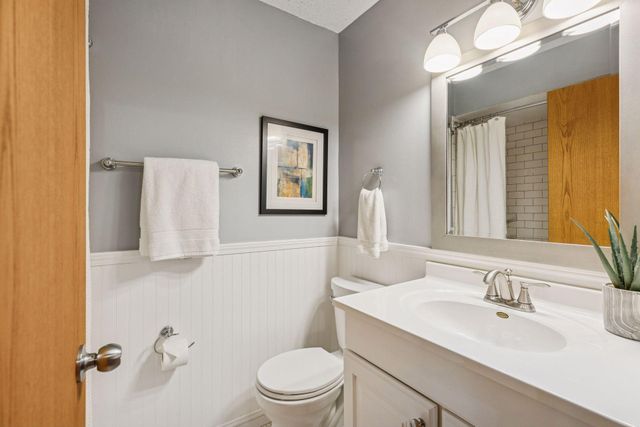 2425 Unity Avenue N, Golden Valley, MN 55422