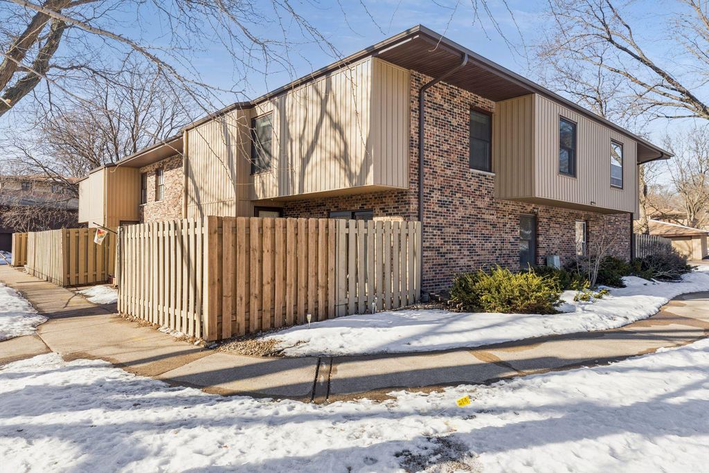 2425 Unity Avenue N, Golden Valley, MN 55422