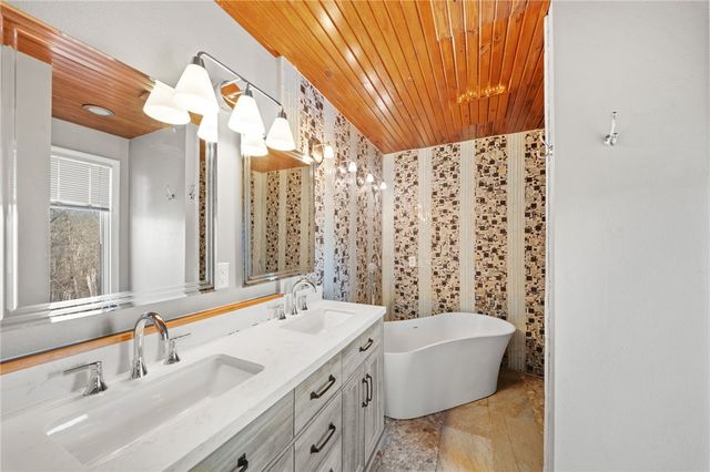 1113 E Walnut Street, Rogers, AR 72756