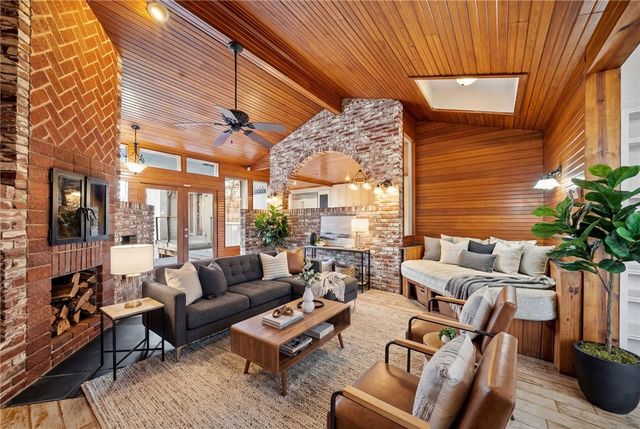 1113 E Walnut Street, Rogers, AR 72756