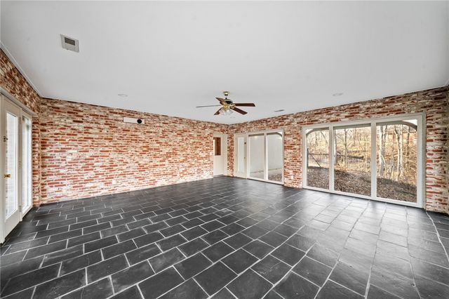 1113 E Walnut Street, Rogers, AR 72756