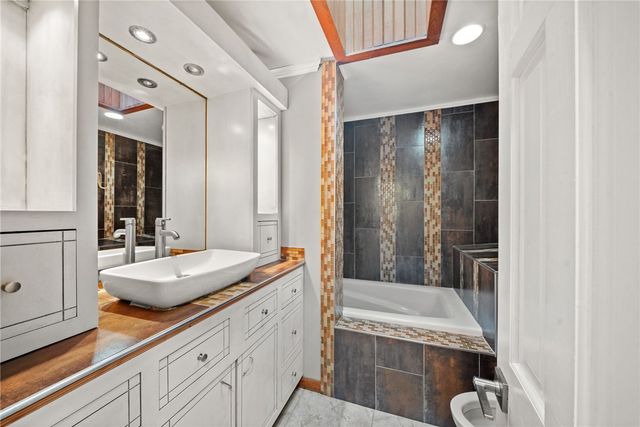 1113 E Walnut Street, Rogers, AR 72756