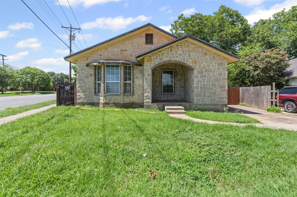 322 W Willingham Street, Cleburne, TX 76033