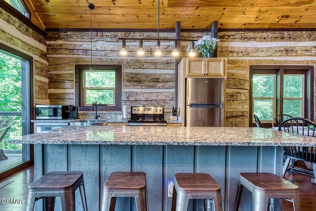 827 Kings Way, Gatlinburg, TN 37738