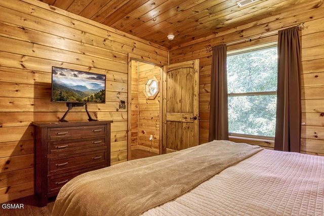 827 Kings Way, Gatlinburg, TN 37738