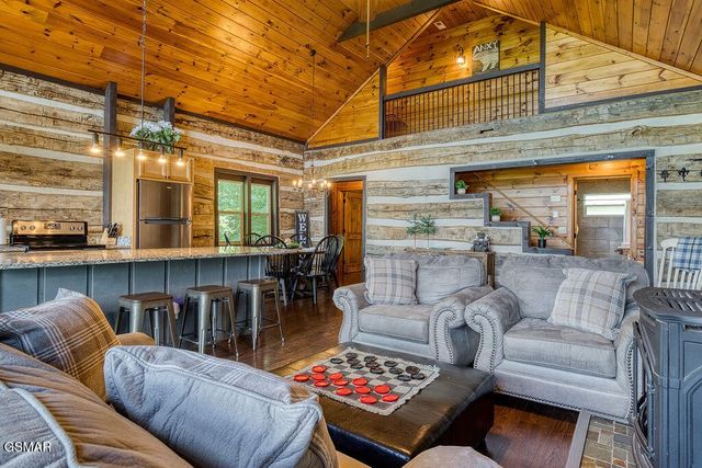 827 Kings Way, Gatlinburg, TN 37738