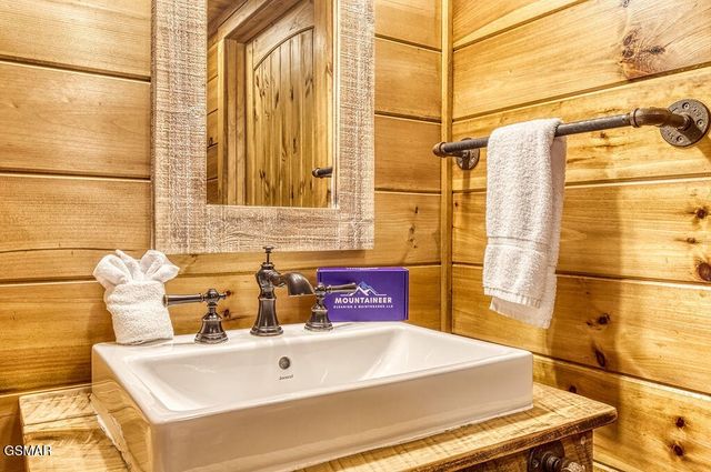 827 Kings Way, Gatlinburg, TN 37738