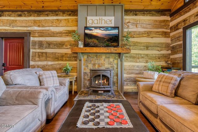 827 Kings Way, Gatlinburg, TN 37738