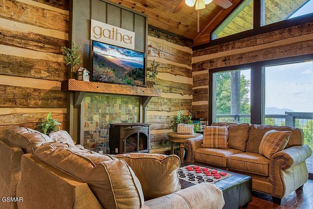 827 Kings Way, Gatlinburg, TN 37738