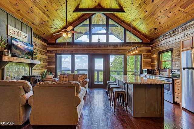 827 Kings Way, Gatlinburg, TN 37738