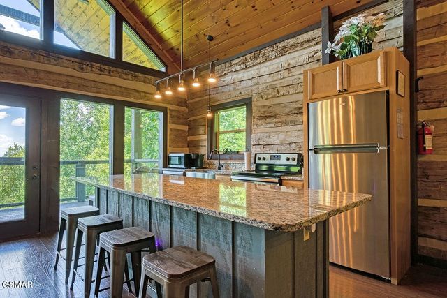 827 Kings Way, Gatlinburg, TN 37738