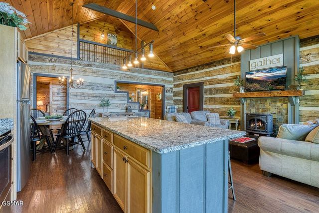 827 Kings Way, Gatlinburg, TN 37738